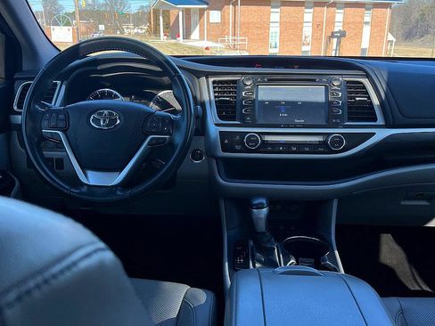 Used 2017 Toyota Highlander Limited image 25
