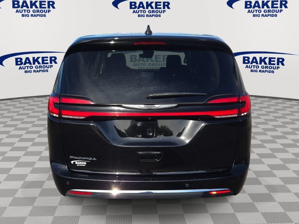 Used 2024 Chrysler Pacifica Touring-L FWD image 4
