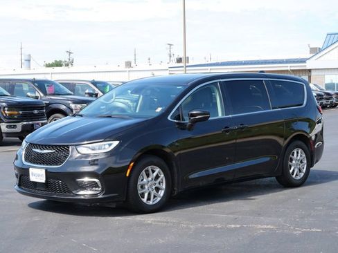 Used 2024 Chrysler Pacifica Touring-L FWD image 2