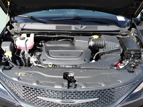 Used 2025 Chrysler Voyager LX image 13