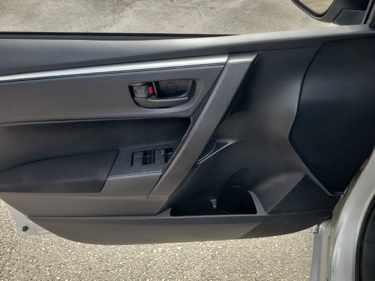 Used 2015 Toyota Corolla L FWD image 12