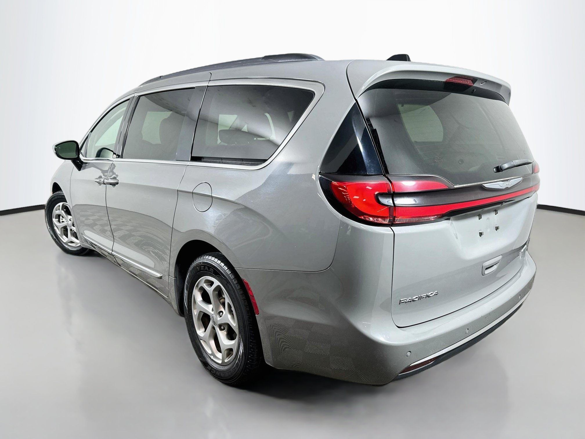 Used 2023 Chrysler Pacifica Limited FWD image 5
