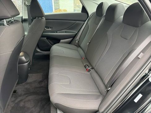 Used 2025 Hyundai Elantra SE image 32