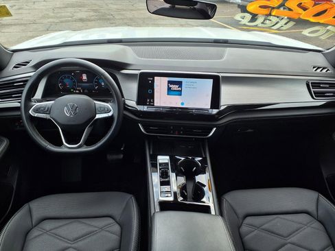 Used 2025 Volkswagen Atlas Cross Sport SE image 3