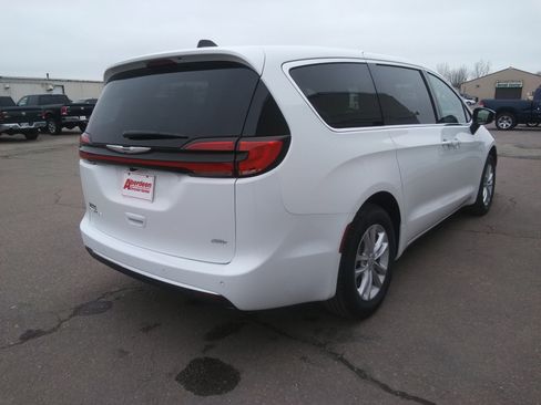 New 2026 Chrysler Pacifica Select image 5