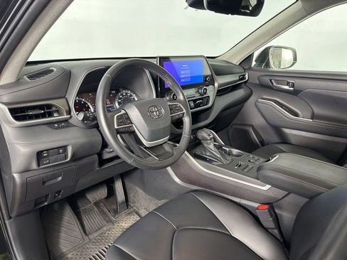 Used 2023 Toyota Highlander XLE AWD/4WD image 12