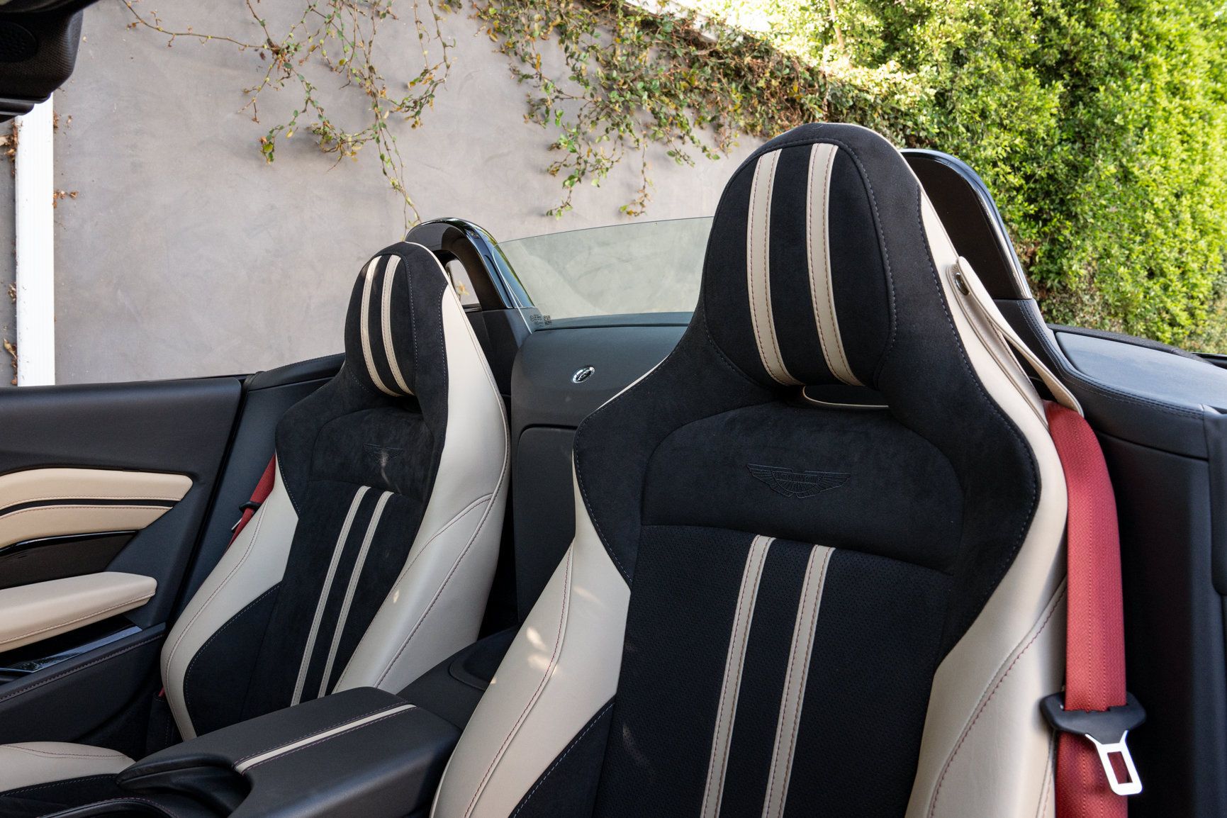 Used 2023 Aston Martin V8 Vantage Roadster RWD image 5
