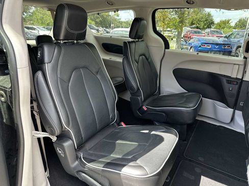Used 2023 Chrysler Pacifica Limited FWD image 18