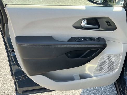 Used 2024 Chrysler Pacifica Limited FWD image 28