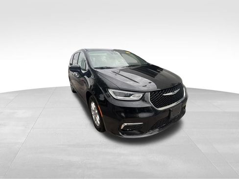 Used 2023 Chrysler Pacifica Touring-L FWD image 9