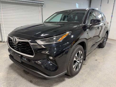 Used 2021 Toyota Highlander XLE AWD/4WD image 1