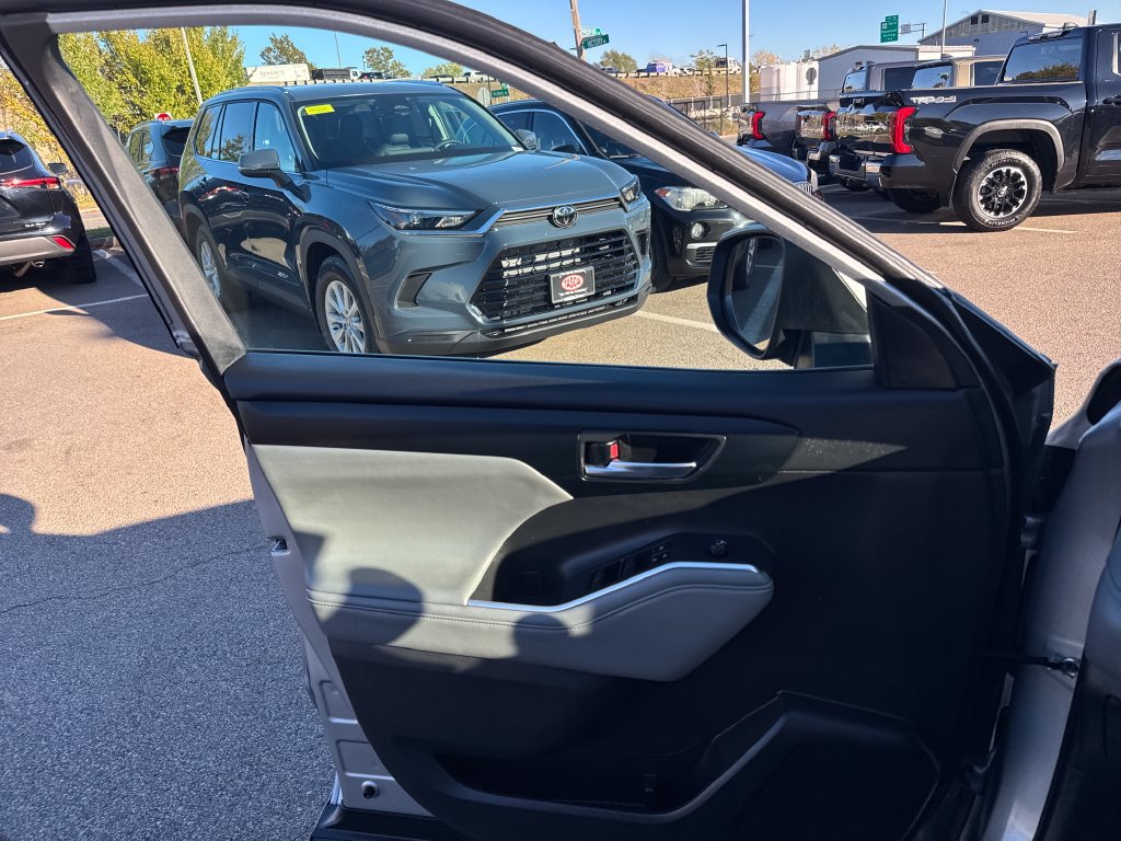 Used 2024 Toyota Highlander XLE AWD/4WD image 35