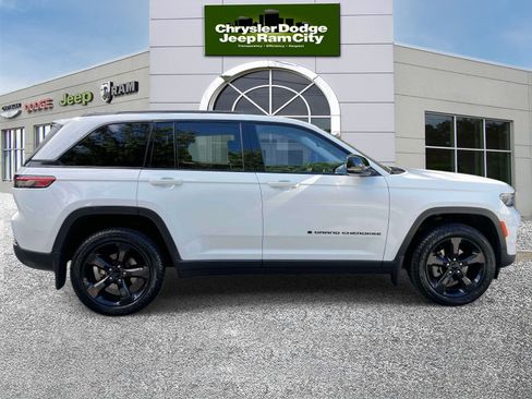 Used 2023 Jeep Grand Cherokee Limited w/ Black Appearance Package AWD/4WD image 5