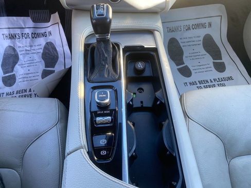 Used 2017 Volvo XC90 T6 Momentum w/ Vision Package image 22