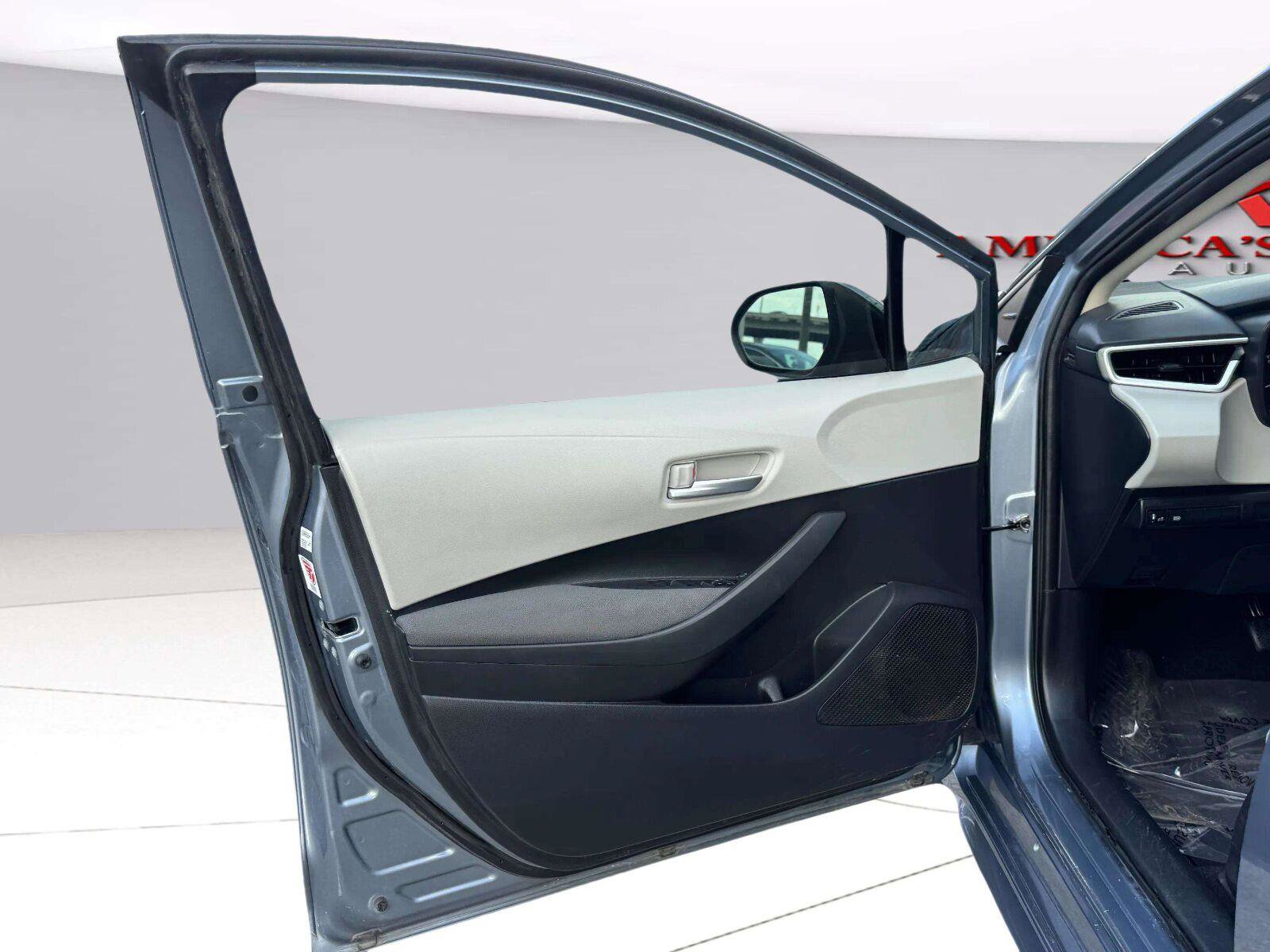 Used 2020 Toyota Corolla LE FWD image 17