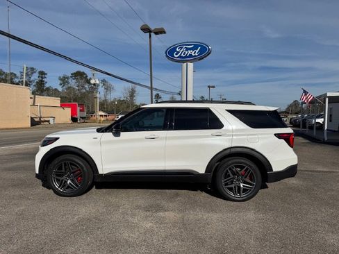 Used 2025 Ford Explorer ST-Line w/ ST-Line Street Pack image 1