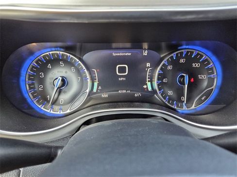 Used 2025 Chrysler Pacifica Limited image 39