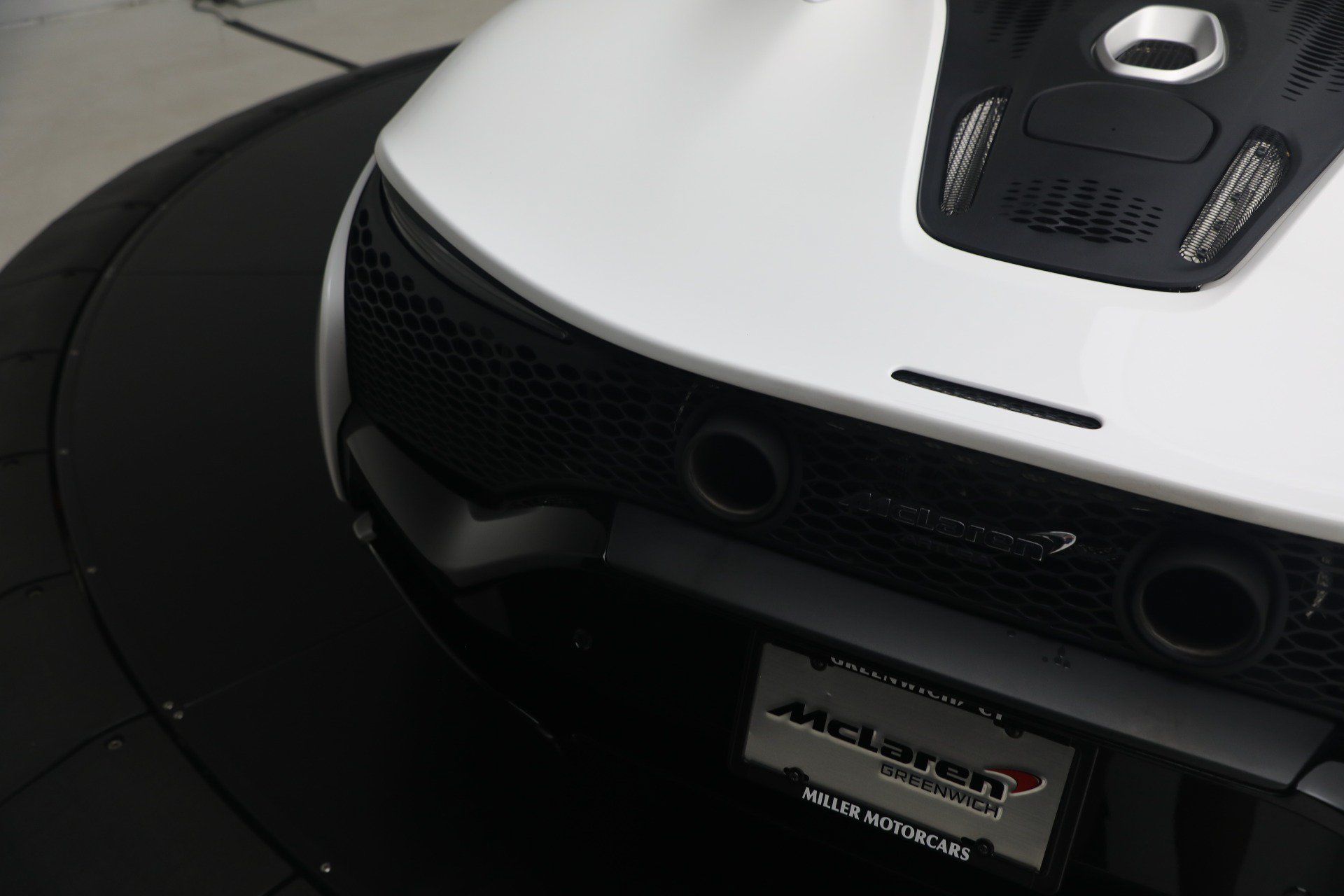 Used 2023 McLaren Artura RWD image 31