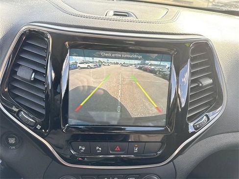Used 2021 Jeep Cherokee Limited image 25