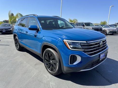 New 2026 Volkswagen Atlas SE FWD image 2