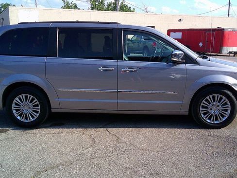 Used 2015 Chrysler Town & Country Touring-L w/ Driver Convenience Group FWD image 7