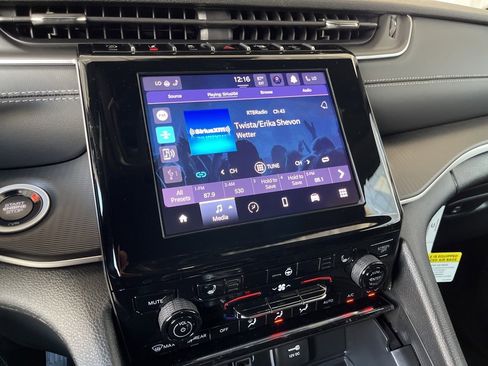 New 2025 Jeep Grand Cherokee Altitude image 21