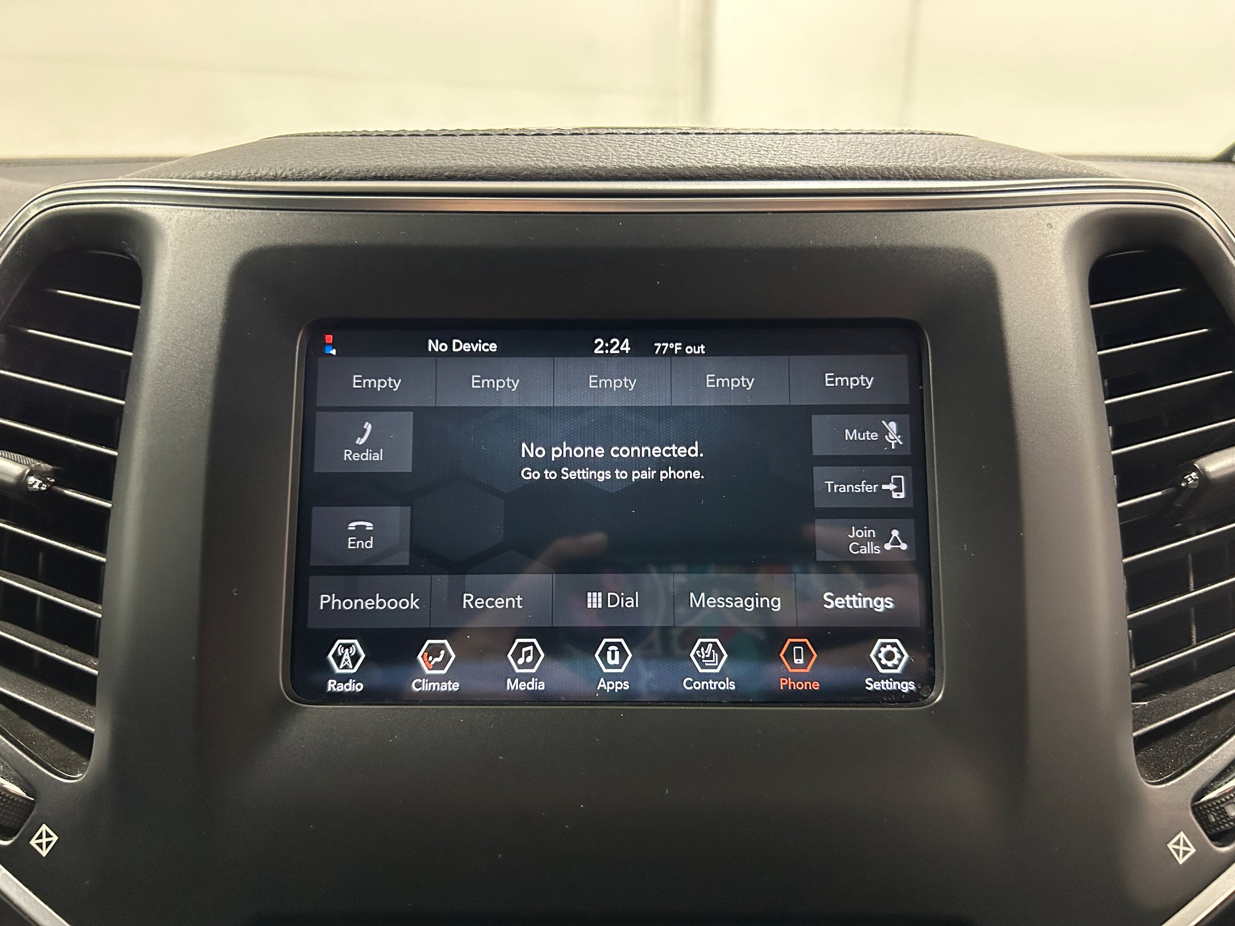 Used 2019 Jeep Cherokee Latitude w/ Cold Weather Group AWD/4WD image 9