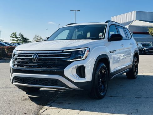 Used 2024 Volkswagen Atlas Peak Edition SEL image 3