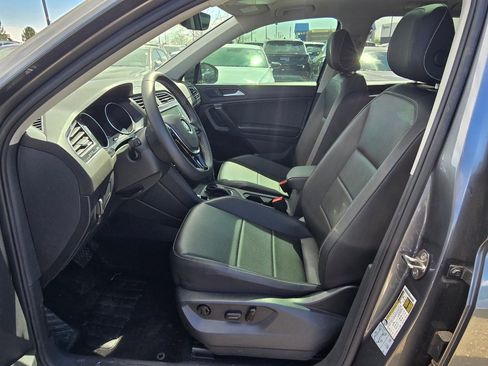 Used 2021 Volkswagen Tiguan SE w/ Panoramic Sunroof Package image 11