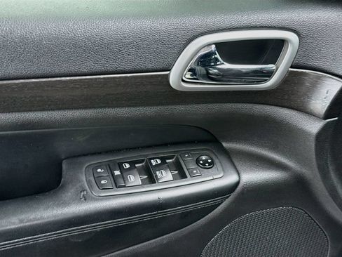 Used 2018 Jeep Grand Cherokee Altitude RWD image 19