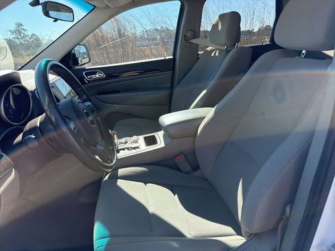 Used 2013 Jeep Grand Cherokee Laredo image 2