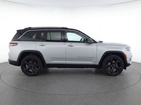 Used 2023 Jeep Grand Cherokee L Laredo RWD image 11