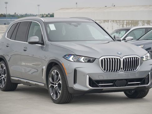 Used 2026 BMW X5 xDrive50e w/ Premium Package image 3