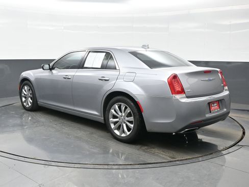Used 2018 Chrysler 300 Touring image 4