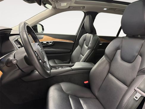 Used 2023 Volvo XC90 B5 Plus w/ Protection Package Premier image 9