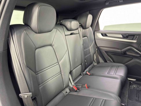 Used 2024 Porsche Cayenne w/ Premium Package image 42