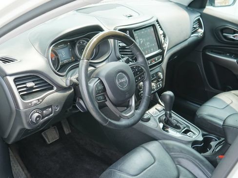 Used 2019 Jeep Cherokee Overland w/ Technology Group AWD/4WD image 12