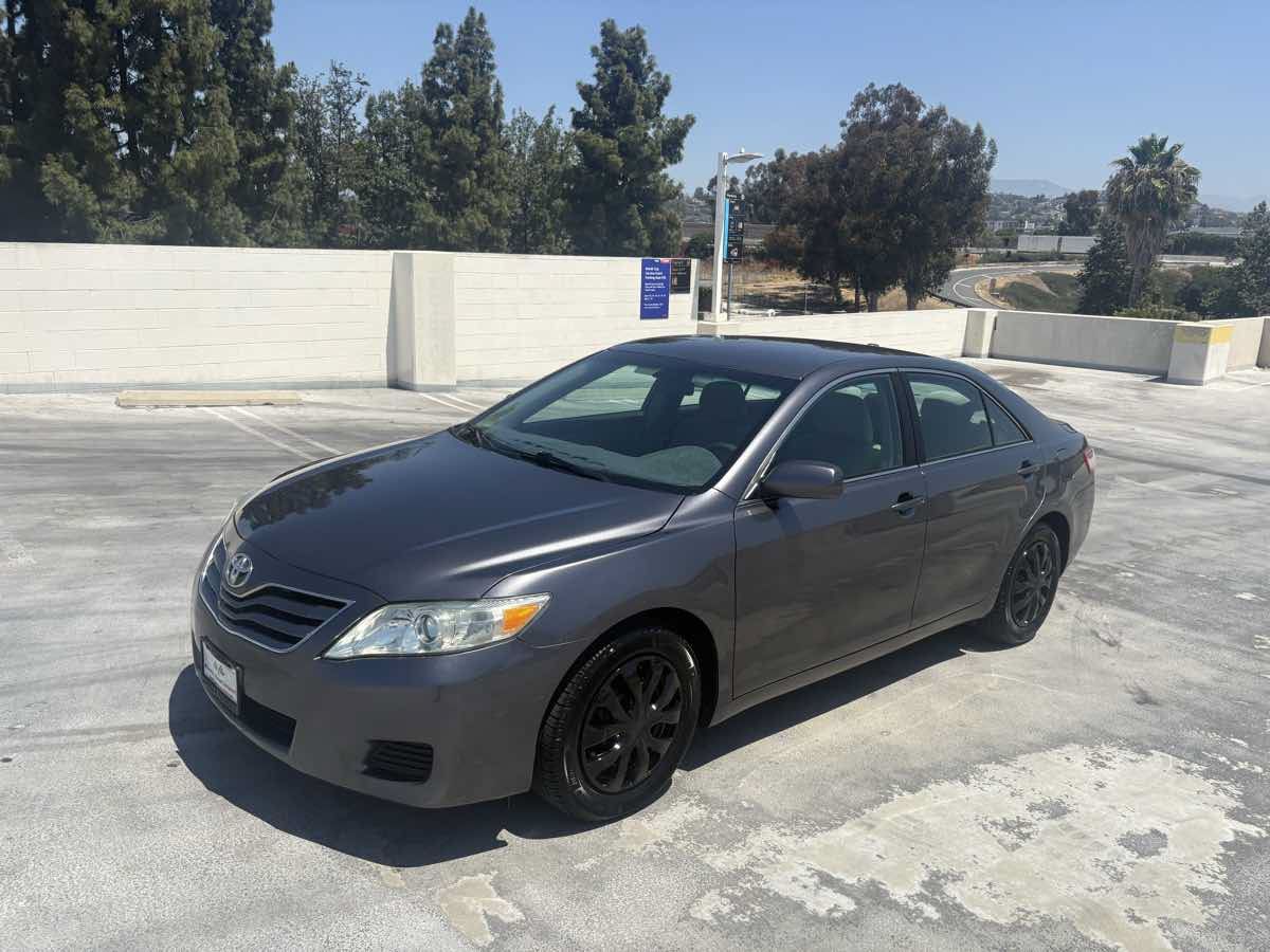 Used 2011 Toyota Camry LE FWD image 6