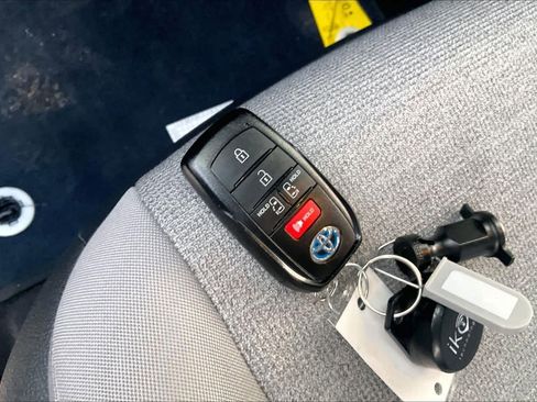 Used 2025 Toyota Sienna LE w/ LE Plus Package image 14