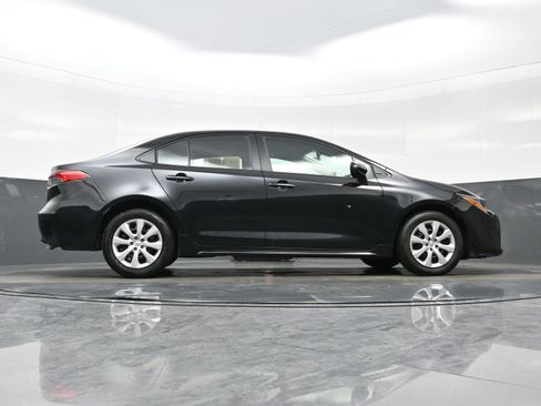 Used 2025 Toyota Corolla LE image 31