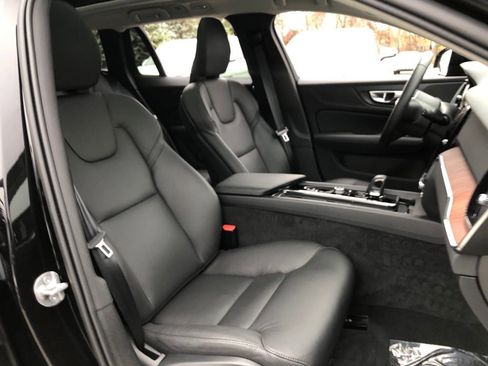 Used 2025 Volvo V60 B5 Cross Country Plus image 31