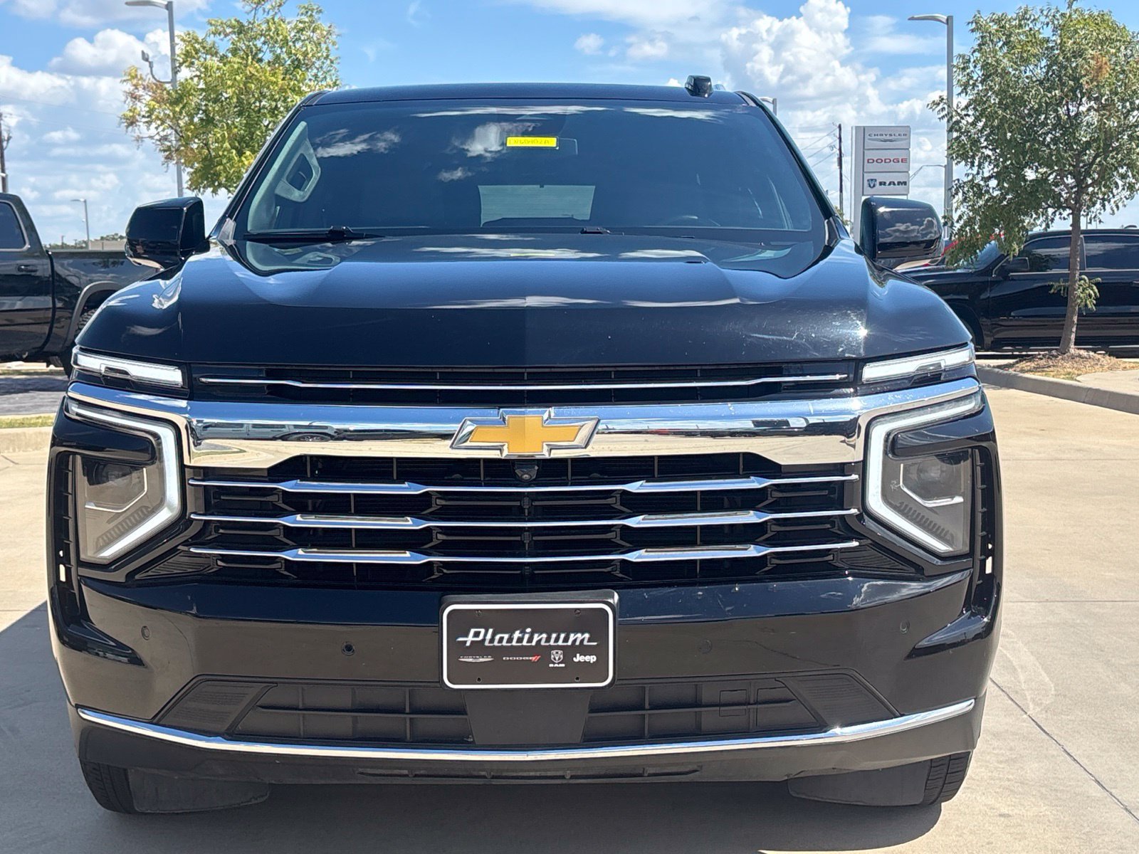 Used 2025 Chevrolet Suburban LT RWD image 8