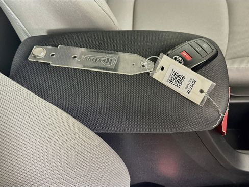 Used 2025 Toyota Corolla Cross LE FWD image 33