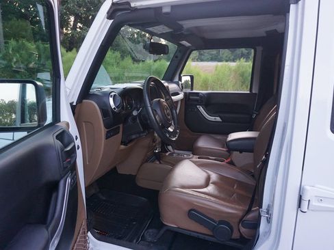 Used 2016 Jeep Wrangler Unlimited Rubicon w/ Connectivity Group AWD/4WD image 2