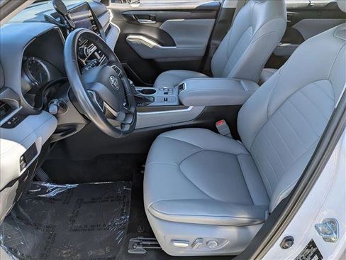 Used 2023 Toyota Highlander XLE image 17