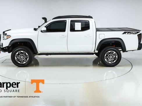 Used 2018 Toyota Tacoma TRD Off-Road image 2