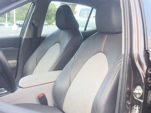 Used 2019 Toyota Camry XLE FWD image 30