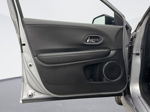 Used 2020 Honda HR-V Touring image 9