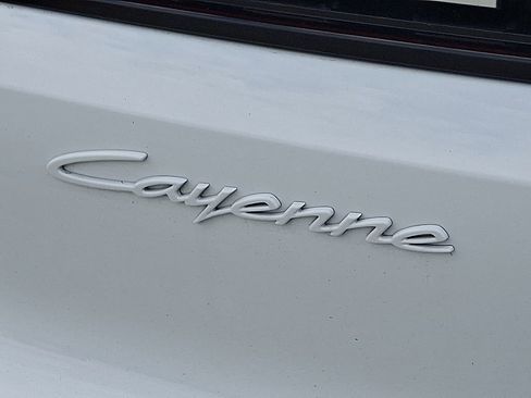 Used 2025 Porsche Cayenne image 32