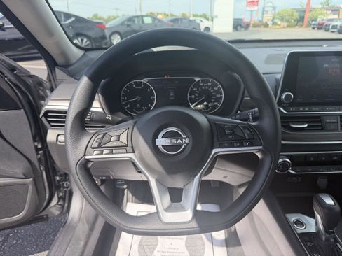 Used 2025 Nissan Altima 2.5 SV FWD image 17